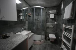 Koupelna v ubytování Marlen Hotel Bayraklı + 37 fotografií