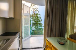 een keuken met een raam met uitzicht op een boom bij Luxury Stay in İncirli