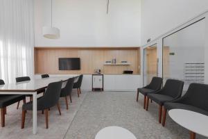 a conference room with a table and chairs at Loft 613 com vista Parque Una in Pelotas