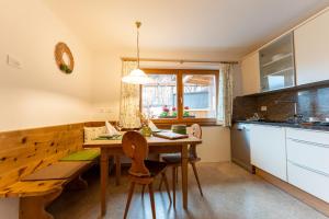Kuchyňa alebo kuchynka v ubytovaní Panorama Apartment Raffeinhof + 36 fotografií