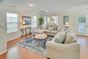 uma sala de estar com um sofá e uma mesa em Surfside Beach Oasis with Private Pool and Gas Grill! em Myrtle Beach