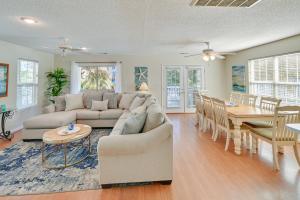 een woonkamer met een bank en een tafel bij Surfside Beach Oasis with Private Pool and Gas Grill! in Myrtle Beach