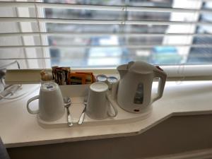 una caffettiera bianca e tazze su un bancone accanto a una finestra di The Unicorn, Ambleside ad Ambleside