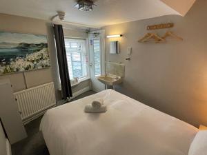 アンブルサイドにあるThe Unicorn, Amblesideのベッド1台とシンク付きの小さな客室です。