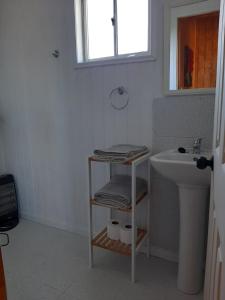 蒙特港的住宿－Cabañas de Campo MARBAJA，浴室设有水槽和水槽旁的毛巾架