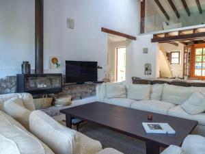 a living room with white couches and a coffee table at Preciosa casa familiar cerca Esporlas Na Servera in Esporles