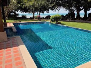 uma grande piscina com azulejos azuis em 2 Bedroom Beachfront Villa Bang Po (B1) SDV098 By Samui Dream Villas em Koh Samui