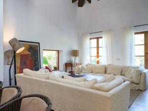 a white living room with a large white couch at Preciosa casa familiar cerca Esporlas Na Servera in Esporles +44 photos