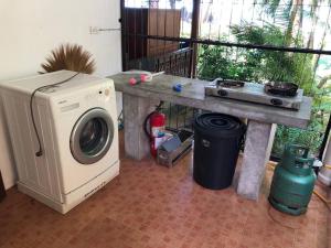uma máquina de lavar roupa ao lado de uma mesa com um fogão em 2 Bedroom Beachfront Villa Bang Po (B1) SDV098 By Samui Dream Villas em Koh Samui