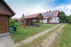 une maison dotée d'un toit avec des panneaux solaires dans l'établissement Happy Bison - A 5 Bedroom House With A Garden, à Białowieża
