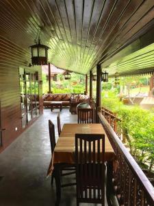 uma sala de jantar com uma mesa e cadeiras num alpendre em 2 Bedroom Beachfront Villa Bang Po (B1) SDV098 By Samui Dream Villas em Koh Samui