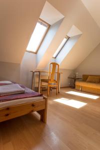 Happy Bison - A 5 Bedroom House With A Garden tesisinde bir odada yatak veya yataklar