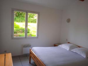 - une chambre avec 2 lits et une fenêtre dans l'établissement Holiday Home Le Domaine du Lambon-1 by Interhome, à Prailles