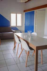 une salle à manger avec une table et des chaises blanches dans l'établissement Holiday Home Le Domaine du Lambon-1 by Interhome, à Prailles