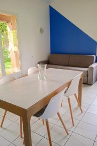 - un salon avec une table et des chaises dans l'établissement Holiday Home Le Domaine du Lambon-1 by Interhome, à Prailles