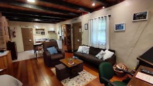uma sala de estar com um sofá e uma mesa em Cabana Casa Enxaimel em Picada Cafe
