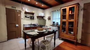 a kitchen with a table and chairs in a room at Cabana Casa Enxaimel in Picada Cafe