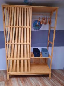 a wooden book shelf with two blue boxes on it at Gîte Le Sambre in Thuin