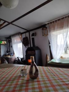 una mesa con un jarrón encima de una cama en OLD CHALET, en Bîltişoara