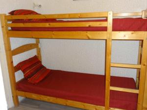 ein Etagenbett mit einem roten unteren Etagenbett in der Unterkunft Studio Valloire, 1 pièce, 4 personnes - FR-1-263-38 in Valloire