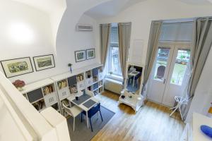a small room with a desk and a table and chairs at Main Square Studio Mare in Zagreb