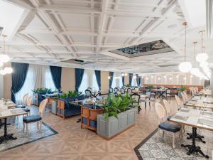 a rendering of a restaurant with tables and chairs at Kremlin Palace in Lara