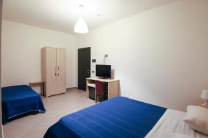 una camera con letto e scrivania con TV di max hotel e restaurant a Pontecagnano