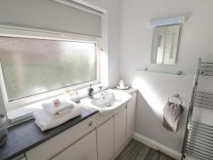 baño blanco con lavabo y ventana en The Highlands, en Church Stretton 23 fotos más