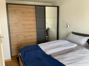 - une chambre avec un lit et une porte en bois dans l'établissement Bellevue, à Immenstaad am Bodensee