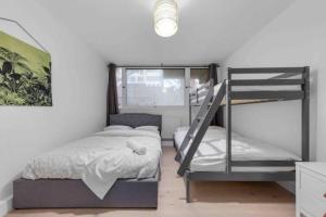 1 dormitorio con 2 literas y escalera en Luxury Sleep 10 Next to king cross SP7 en Londres