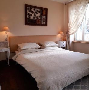 ドンフロンにあるDomfront - Numero CINQのベッドルーム1室(大きな白いベッド1台、枕2つ付)