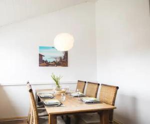 uma mesa de jantar com cadeiras e um candeeiro em Ferienwohnung Lavendel im gemütlichen Gästehaus Benedikt em Fischbach