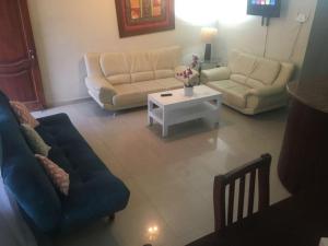 Sala de estar con 2 sofás y mesa de centro en Residencial espinal 2, en Punta Cana