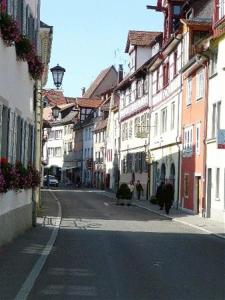 una calle vacía en una ciudad con edificios en Ferienwohnung Hafenglück 13 en Überlingen