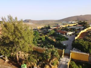 an aerial view of a village with trees and a road at Vivienda el Timón in Ingenio