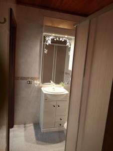 a bathroom with a sink and a mirror at Vivienda el Timón in Ingenio