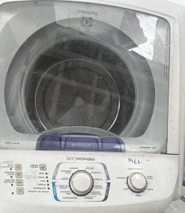 un primer plano de una lavadora blanca en Casa frente para até 15 pessoas ou 12 solteiros e Quarto fundo para 3 pessoas solteiras, en Campinas