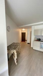 ein Zimmer mit einem Tisch in der Mitte einer Küche in der Unterkunft Hugo apartment & parking in Riga