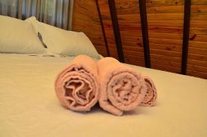 ein Paar Handtücher auf dem Bett in der Unterkunft Cabana Montana in Picada Cafe