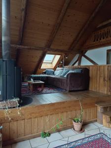 una sala de estar con sofá en el ático en Landrosace en Le Monêtier-les-Bains