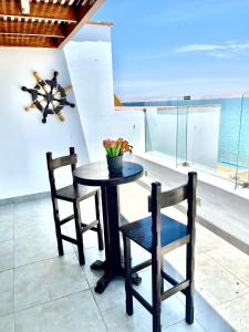 een eetkamer met een tafel en 2 stoelen bij Suite 1ra Fila Vista Bahía - 100 Metros Las Velas 601 T1 in Paracas