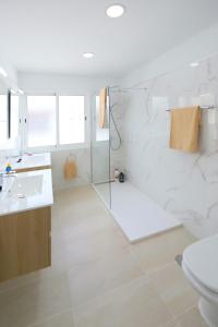 W łazience znajduje się prysznic, umywalka i toaleta. w obiekcie Luxury Puerto Calero Villa Casa Nublo 3 Bedrooms Private Pool Terrace With Seaviews Lanzarote w mieście Puerto Calero