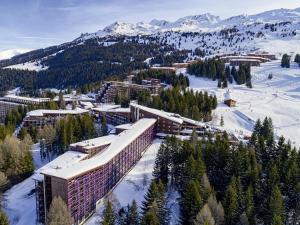 a resort in the middle of a snow covered mountain at Studio Les Arcs 1800, 1 pièce, 4 personnes - FR-1-411-426 in Arc 1800