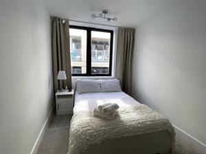 ein Schlafzimmer mit einem Bett und einem Handtuch darauf in der Unterkunft 2 Bedroom Central London Apartment Modern and Stylish in London