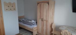 Bańska WyżnaにあるU Haniの木製のキャビネットとベッドが備わる客室です。