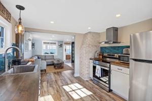 Køkken eller tekøkken på White Horse Beach House: Plymouth + 41 billeder