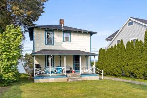 a white house with a porch and a yard at Clara's Retreat: Rocky Nook Kingston in Kingston
