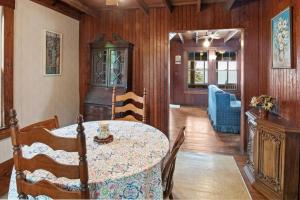 a dining room with a table and chairs at Clara's Retreat: Rocky Nook Kingston in Kingston