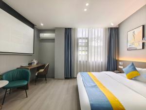 JianyangにあるXian Feng Hotel - Tianfu International Airport Branchのベッドとデスクが備わるホテルルームです。