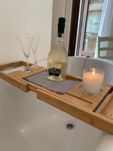 uma garrafa de vinho e uma vela sobre uma mesa em Casa di Carolina Italian Holiday Home em Pacentro